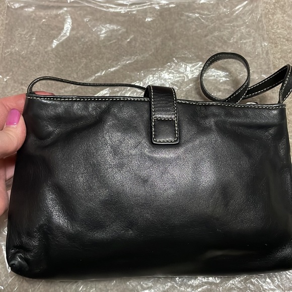 RLL cute detailing on this lightly used black leather shoulder bag - Picture 3 of 9
